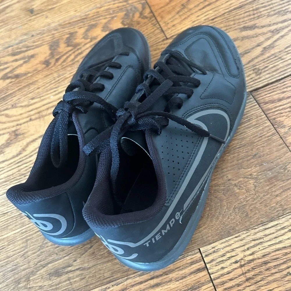 Nike Tiempo Legend 9 Indoor Club Soccer Shoes Size 6 Youth